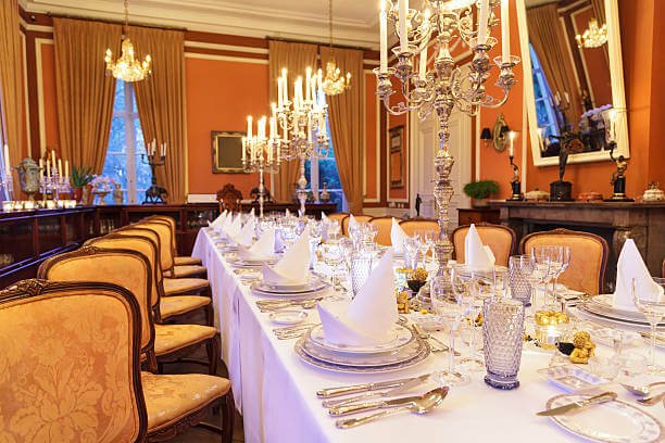 A formal estate dining room in Washington DC, representing Private Chefs Inc.’s 30-year legacy in permanent private chef placements and long-term domestic staffing for prestigious U.S. households.