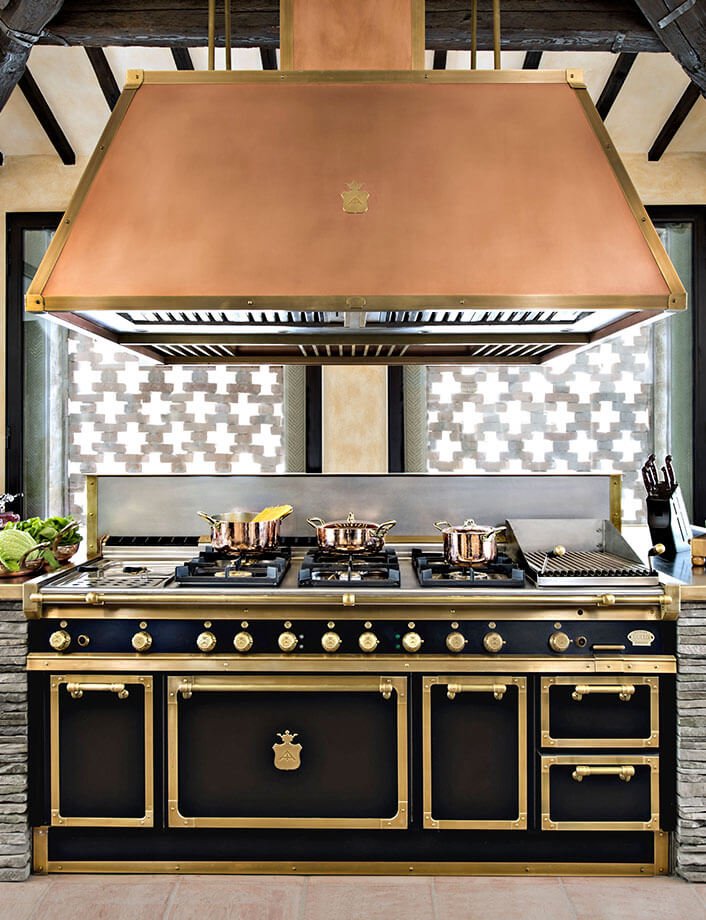 A grand, professional-grade estate kitchen in a Dallas residence, representing Private Chefs Inc.’s expertise in staffing high-functioning culinary households in North Texas.